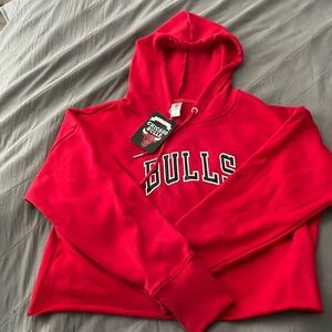 Brand new Chicago bulls cropped hoodie in size Medium, Brand Zoozatz, Color Red